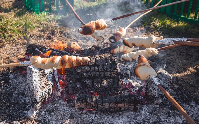 Schlangenbrot an Grillstelle